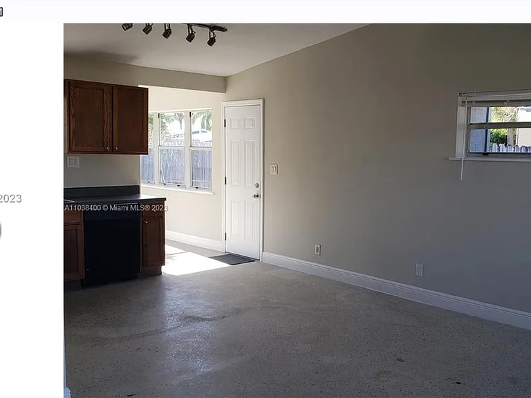 811 S Broadway — Photo 30