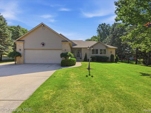 6057 Center Rd, Grand Blanc, MI 48439