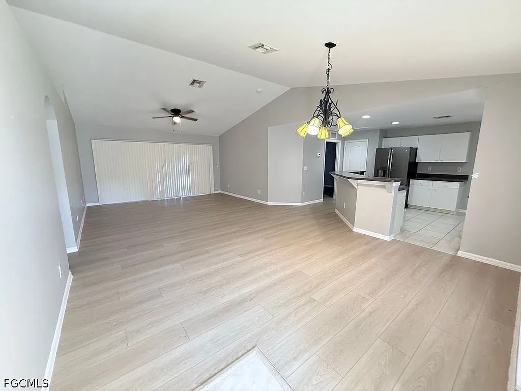 3 bed, 2.0 bath, 1418 sqft, $1,650 — Photo 2