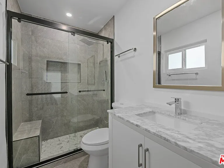 2447 N Beachwood Dr #1 — Photo 7