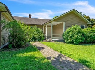 127 Pelham Rd, Amherst, MA 01002