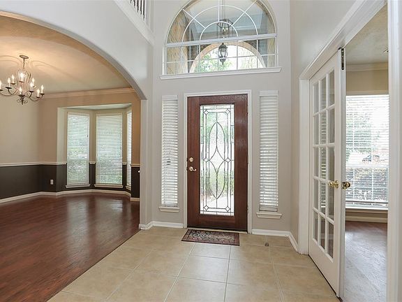 Welcoming 2 story entry with leaded glass door
