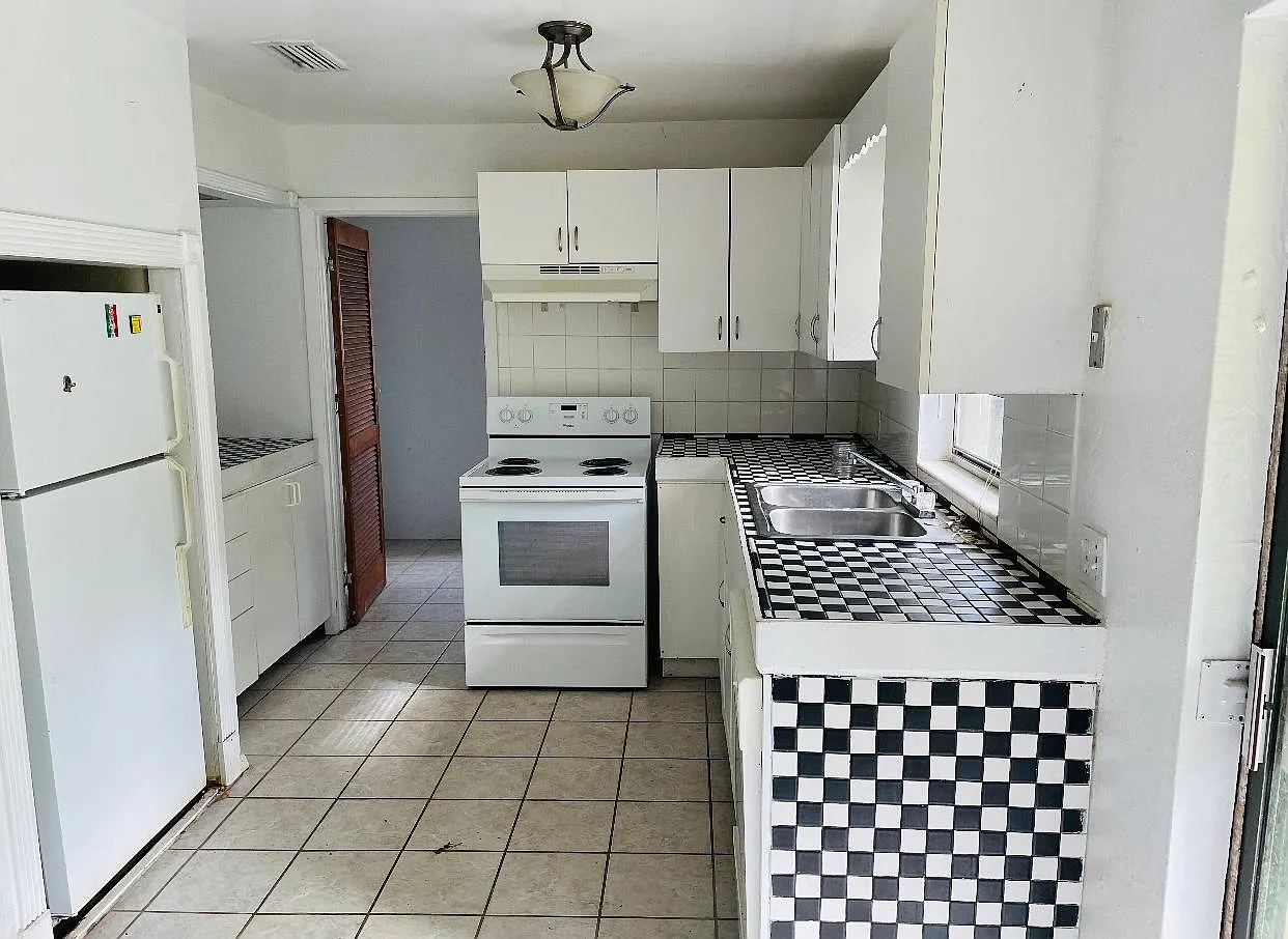 3 bed, 1429 sqft, $1,950 — Photo 2