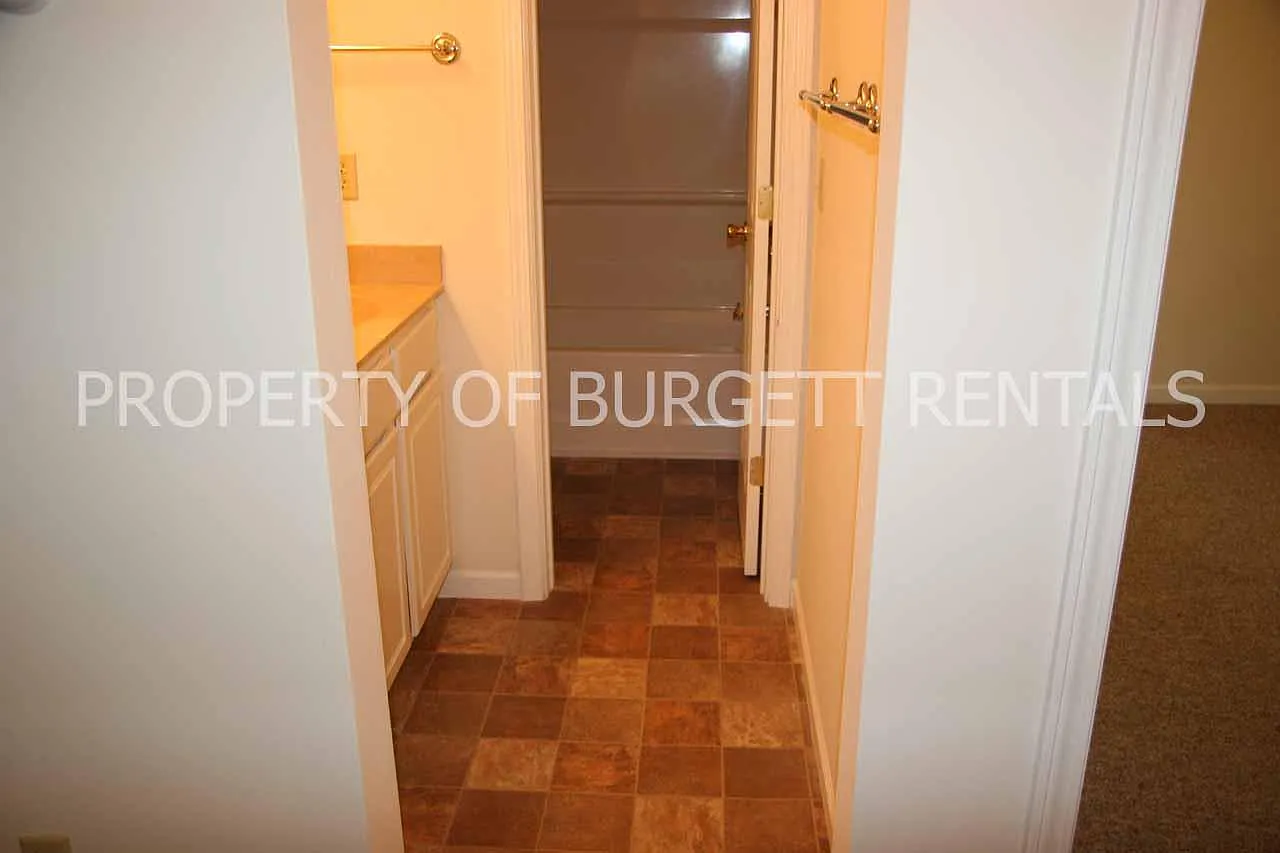 324 W Lutz Ave — Photo 3