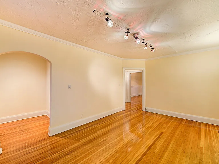 938 Avenue Rd #3 — Photo 22