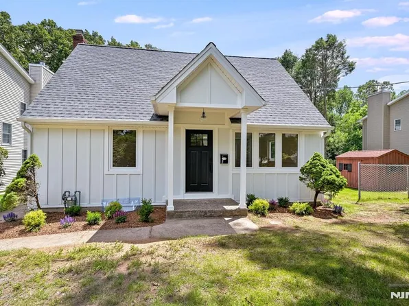 201 Dixon Ave, Dumont, NJ 07628