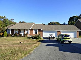 911 Red Oak Ln, Dandridge, TN 37725