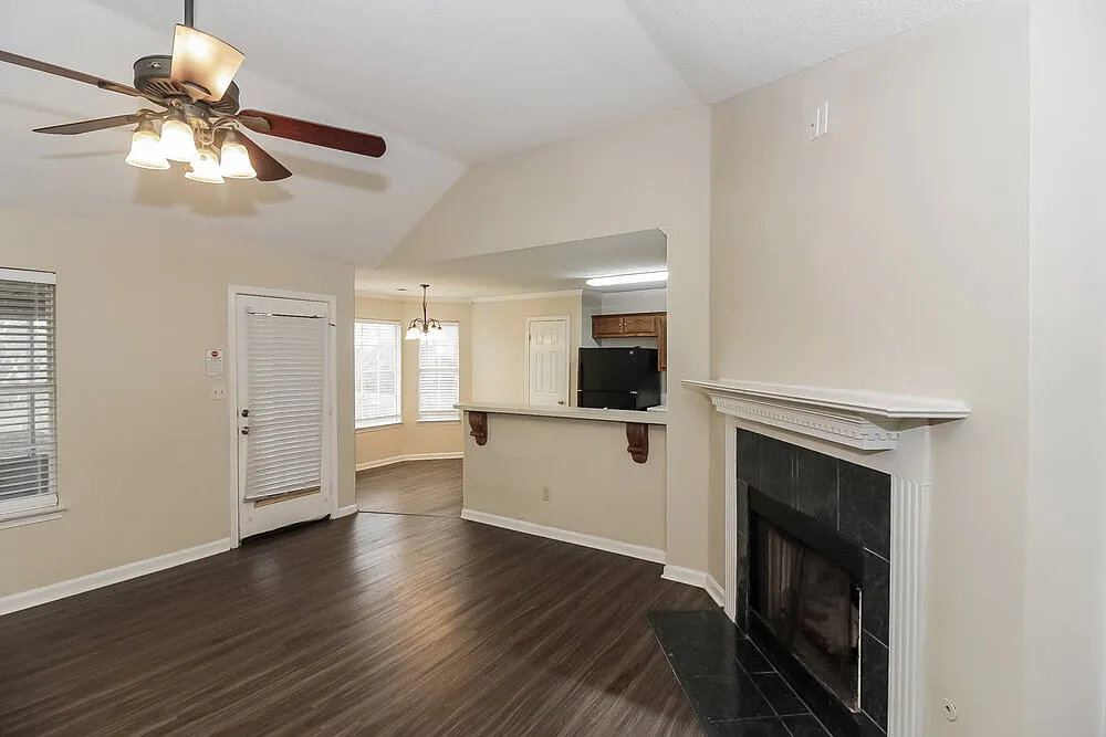 3 bed, 2.0 bath, 1258 sqft, $1,655 — Photo 4