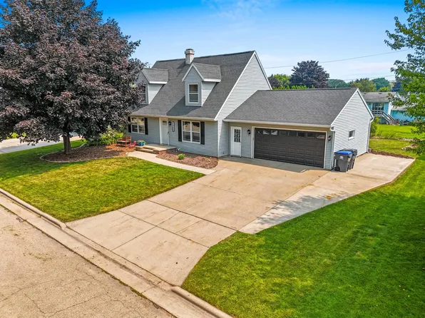 1366 Pinehurst Ln, Neenah, WI 54956