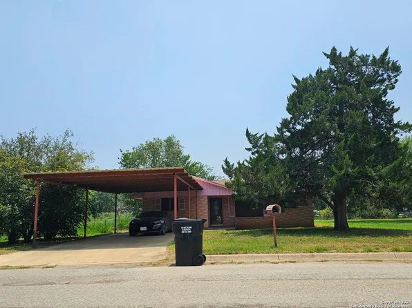 334 S Puente St, Pearsall, TX 78061