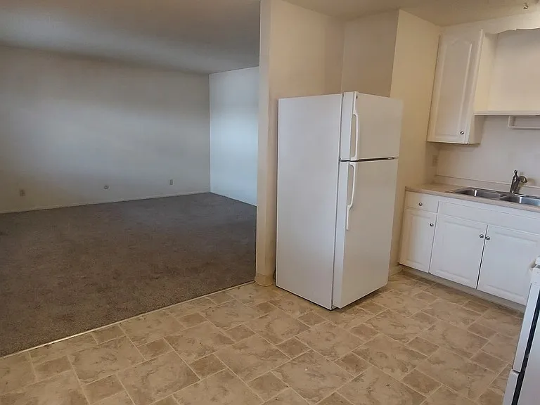 653 E 9th St #17 — Photo 2