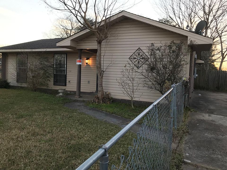 Front has nice rose bush that blooms in the spring