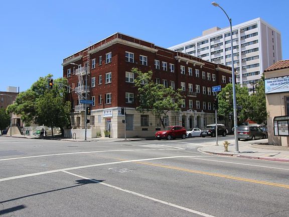 2nd image of 777 S Westmoreland Ave APT 202
