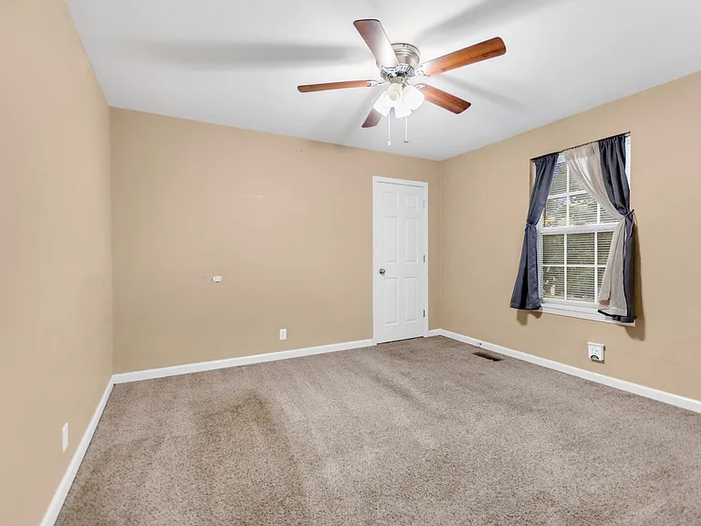 374 Treeland Dr — Photo 8