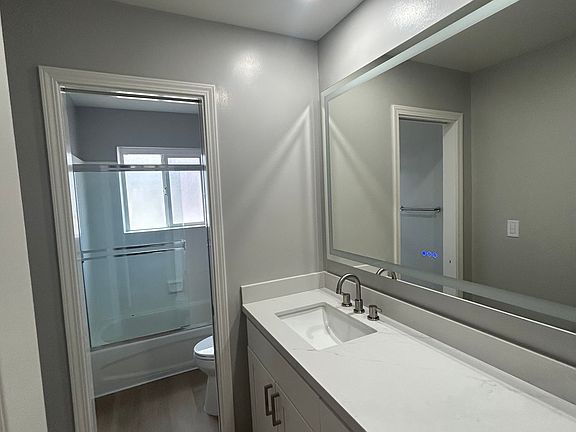 5th image of 424 Oak Grove Ave #J
