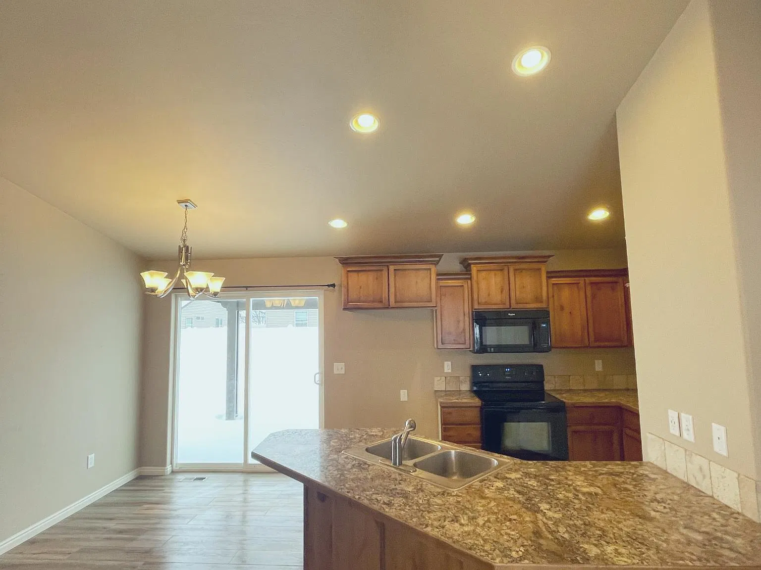 3 bed, 1073 sqft, $2,000 — Photo 1