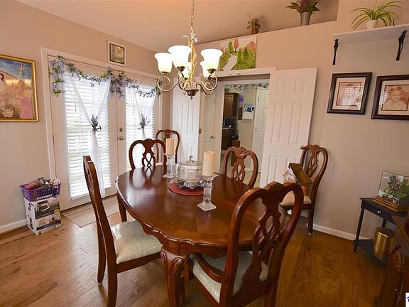 3rd image of 101 Holiday Ct