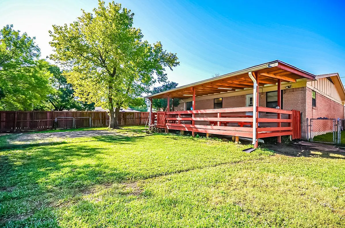 4 bed, 2.0 bath, 1469 sqft, $1,495 — Photo 2