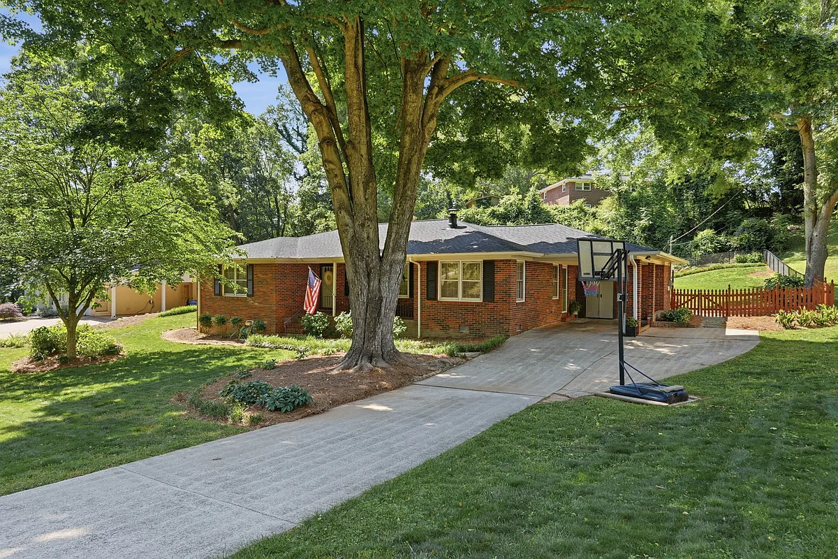Building Photo - 1338 Northwood Cir NE