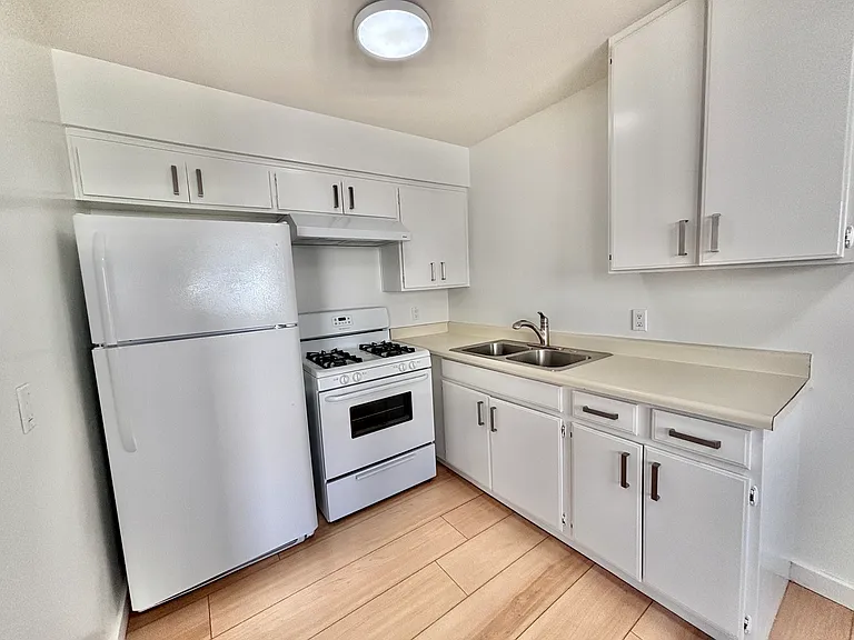 382 W Ramona St #C — Photo 2