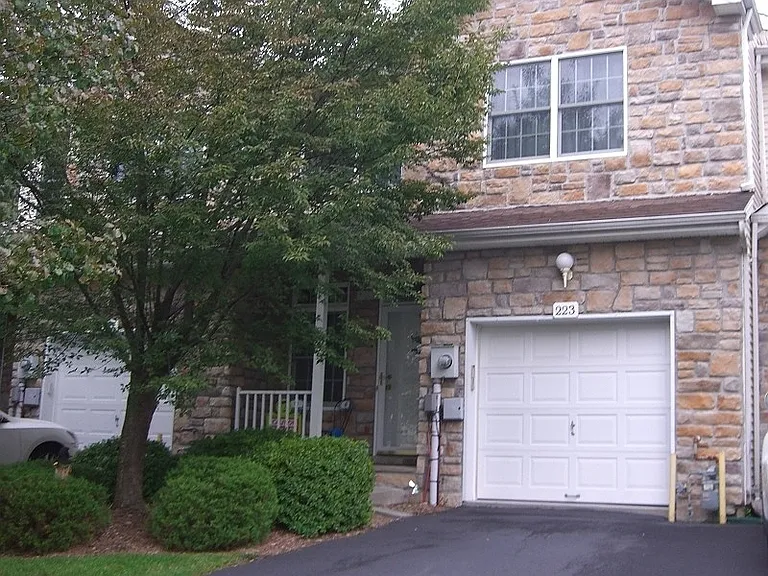 223 Emily Pl — Photo 1