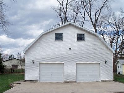 6-car barn + upstairs aptmt