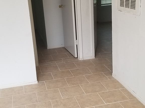 5th image of 4223 Woodmanor Dr #1