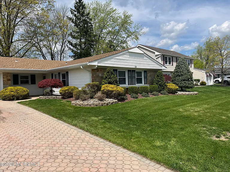32 Idlewild Ln — Photo 2
