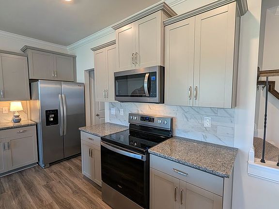 5th image of 323 Creekview Rd