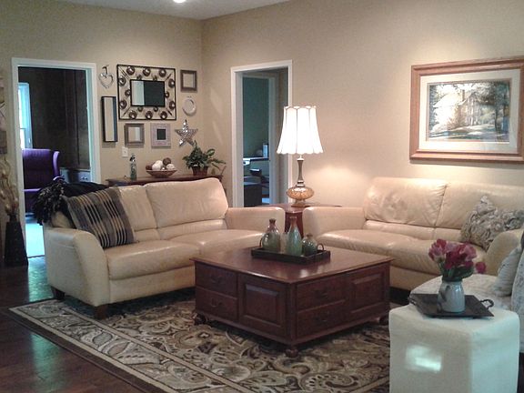 Liv Rm 22'3" x 15'10"