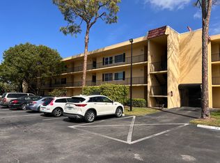 1086 Forest Lakes Dr APT 305, Naples, FL 34105