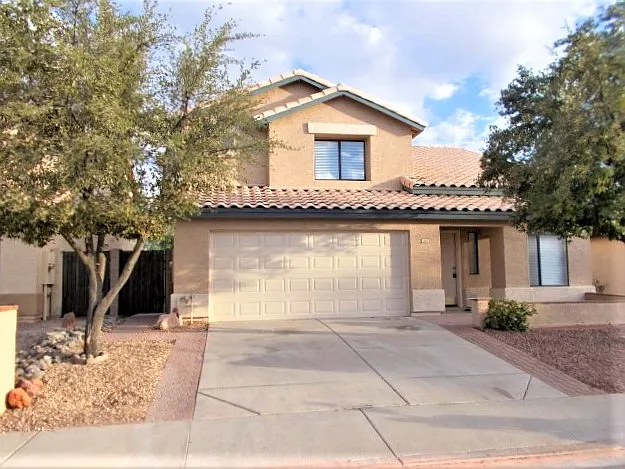 2015 E Daley Ln — Photo 1