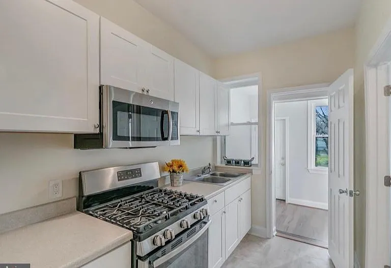 239 15th St SE — Photo 2