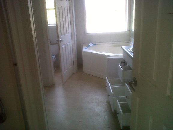 5th image of 400 Drury Ln