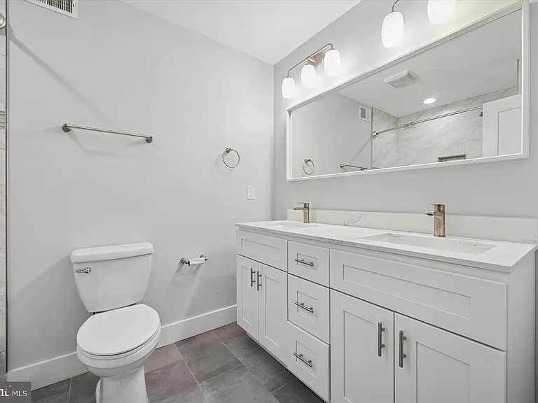 192 W Oxford St — Photo 11
