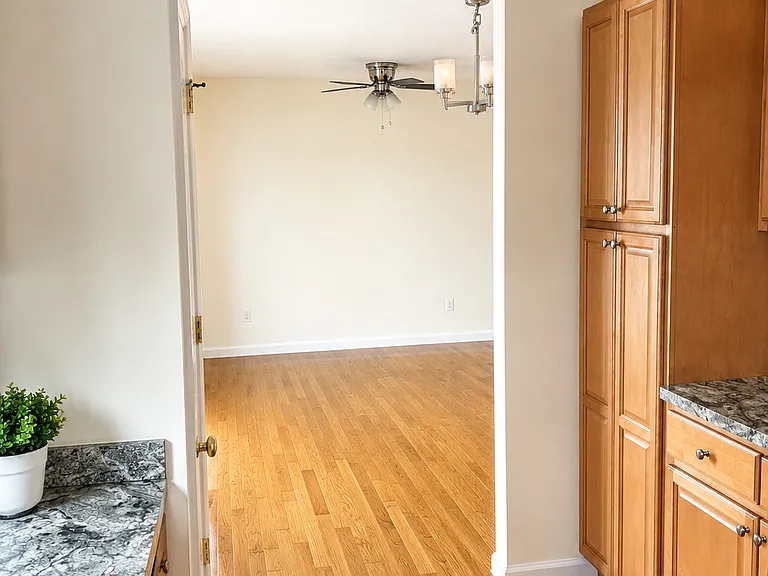 90 Townsend Ave — Photo 8