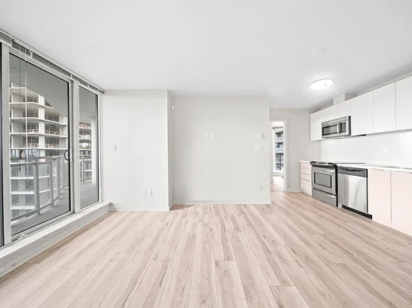 13303 Central Ave #1801, Surrey, BC V3T 0K6