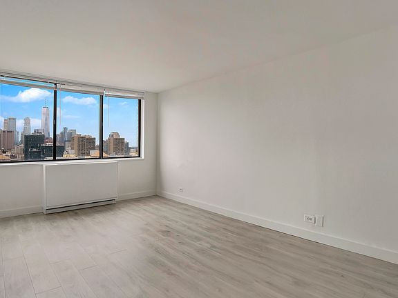 5th image of 300 Mercer St APT 28G