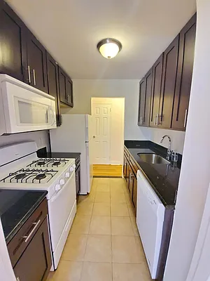 Rented by Smart NY Realty LLC | media 8