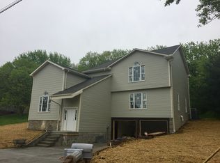 2048 Silverdale Dr, Finleyville, PA