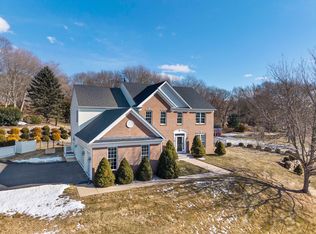 16 Crosswinds Dr, Groton, CT 06340