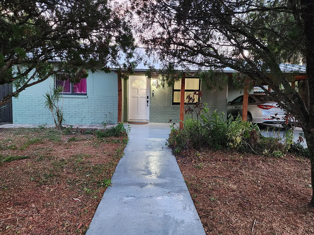 Building Photo - 2303 E Osborne Ave