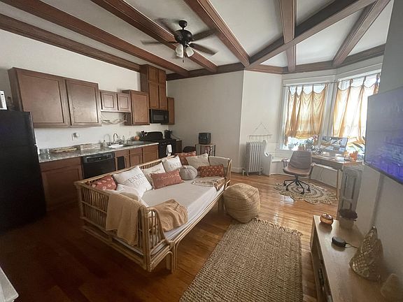 2nd image of 2415 Maplewood Ave APT 10