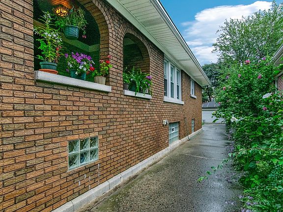 5th image of 1014 N Prairie Ave