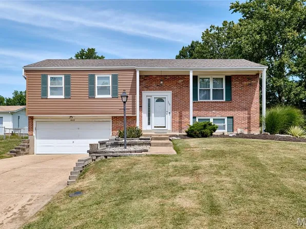 1043 Carole Ln, Ballwin, MO 63021