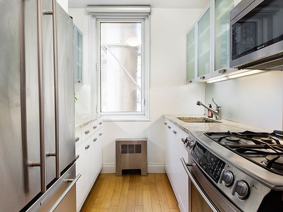 4th image of 212 E 47th St APT 12B