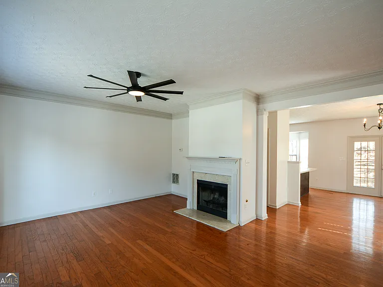 5460 Hampton Ct — Photo 4