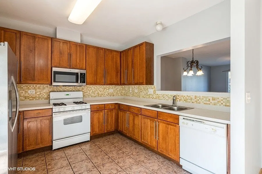 3 bed, 3.5 bath, 1650 sqft, $3,300 — Photo 3