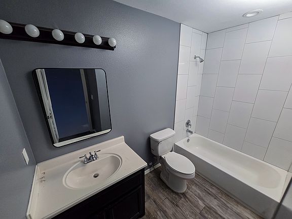 3rd image of 1112 E Mahl St #2