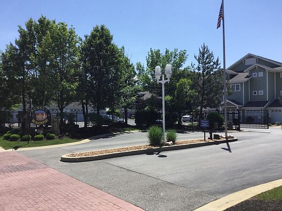 3rd image of 13236 Lake Shore Dr Unit J-102